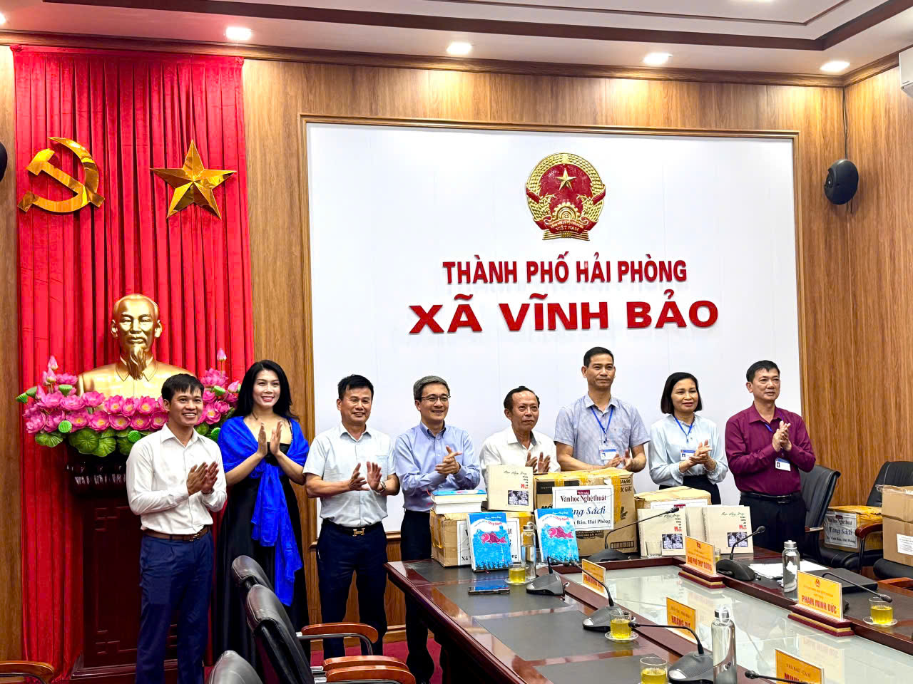 Thời báo Văn học nghệ thuật tặng sách và phát động Cuộc thi sáng tác truyện ngắn Cây bút Xanh tại xã Vĩnh Bảo, TP Hải Phòng